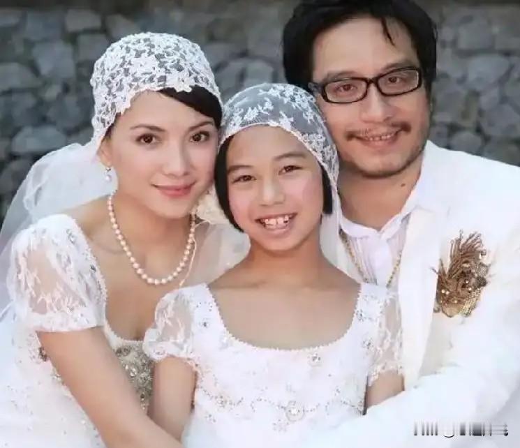 李心洁说自己人气太低，很难过
同时他还说为了养前夫的女儿
耽误了事业，原来她也是