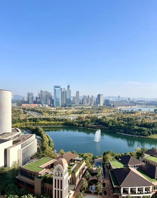 景色太好了，LACADIERE花园城
在蔚蓝轩13栋巴卡拉楼王拍的
天气好很漂亮