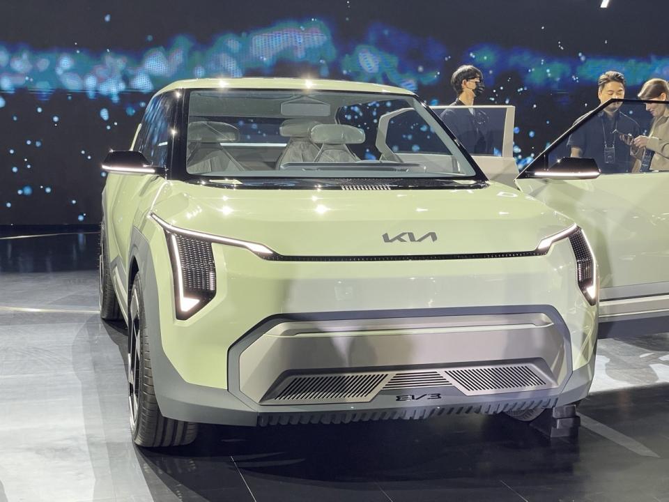 【起亚EV3，EV4概念车发布】
起亚EV3是一款SUV，造型设计与EV5和EV