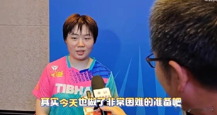 采访者：蒯曼，向你表示祝贺！你怎么看跟胡丽梅之间的这场攻削大战啊？
蒯曼：梅梅姐