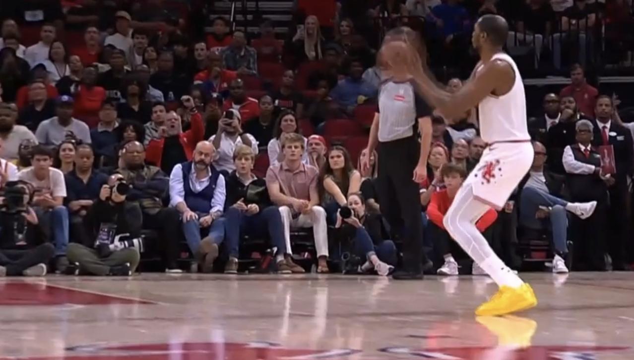 还得是杜兰特！
第四节1分15秒，申京突破后回传弧顶杜兰特，后者面前空无一人，直