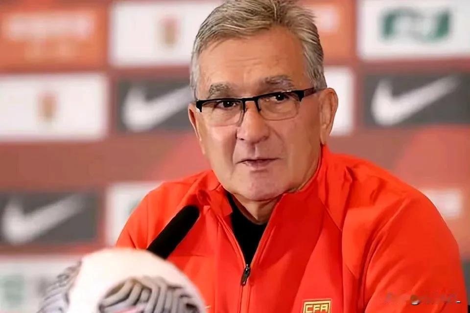 归化球员主导，伊万科维奇将组国足最强阵容迎战泰国:
  前场:艾克森中锋，阿兰影