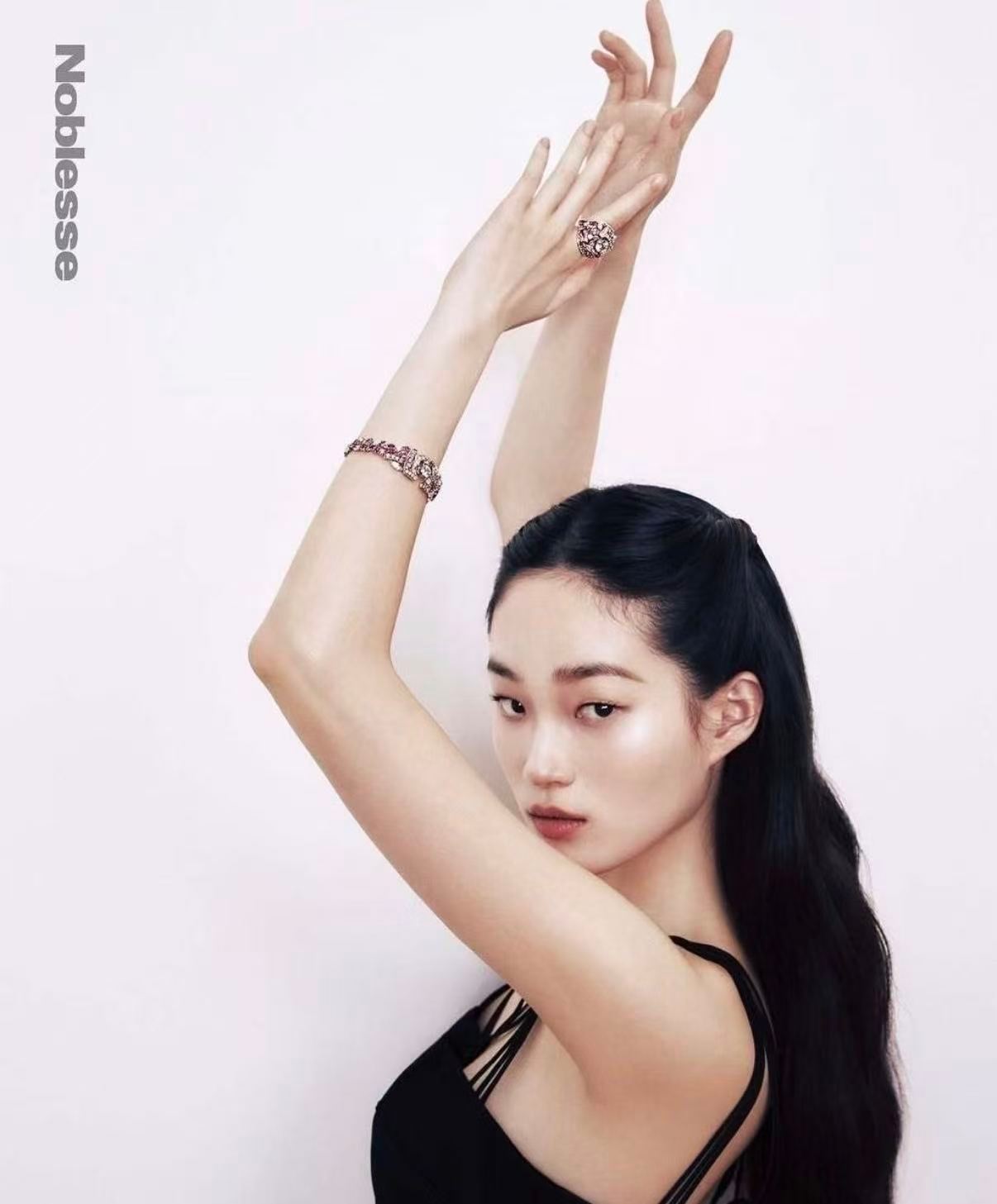 申贤智拿捏野性穿搭 申贤智这组大片气场绝了，清冷姿态搭配利落穿搭，野性张力恰到好