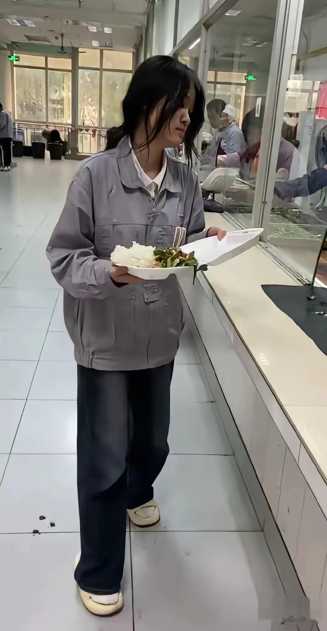 看到这张照片，很吸引人的眼球，让人产生很多好奇，感觉照片中的这个女子，应该是一个