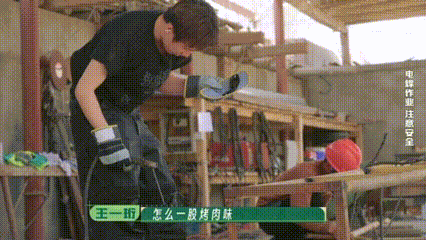 种地吧枣业基建开工 兄弟们一起忙活枣园搭建的各项框架，何浩楠亲手负责焊接的环节，