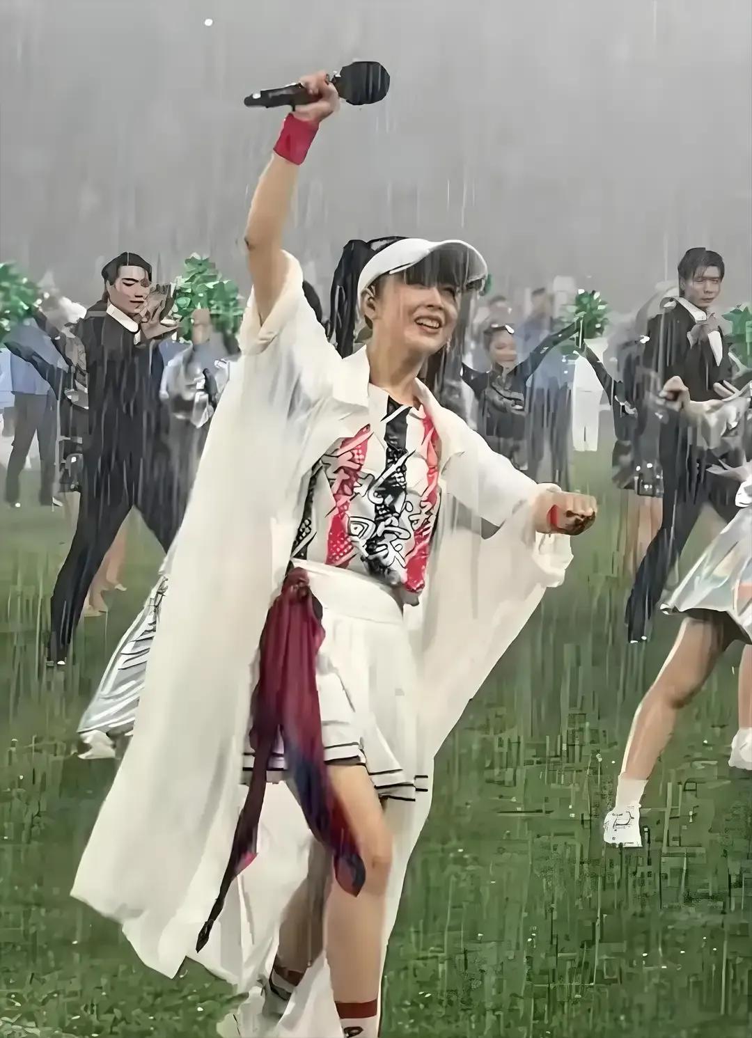 暴雨砸在沈阳铁西体育场，四万人没退场。

54岁孙悦全开麦，绕湿滑舞台边跑边唱，