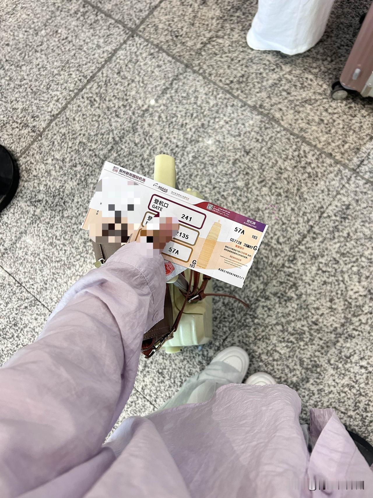 哪位知道香港哪里好玩？什么美食值得品尝？哪里买东西免税便宜嘛？我想给老李带点东西