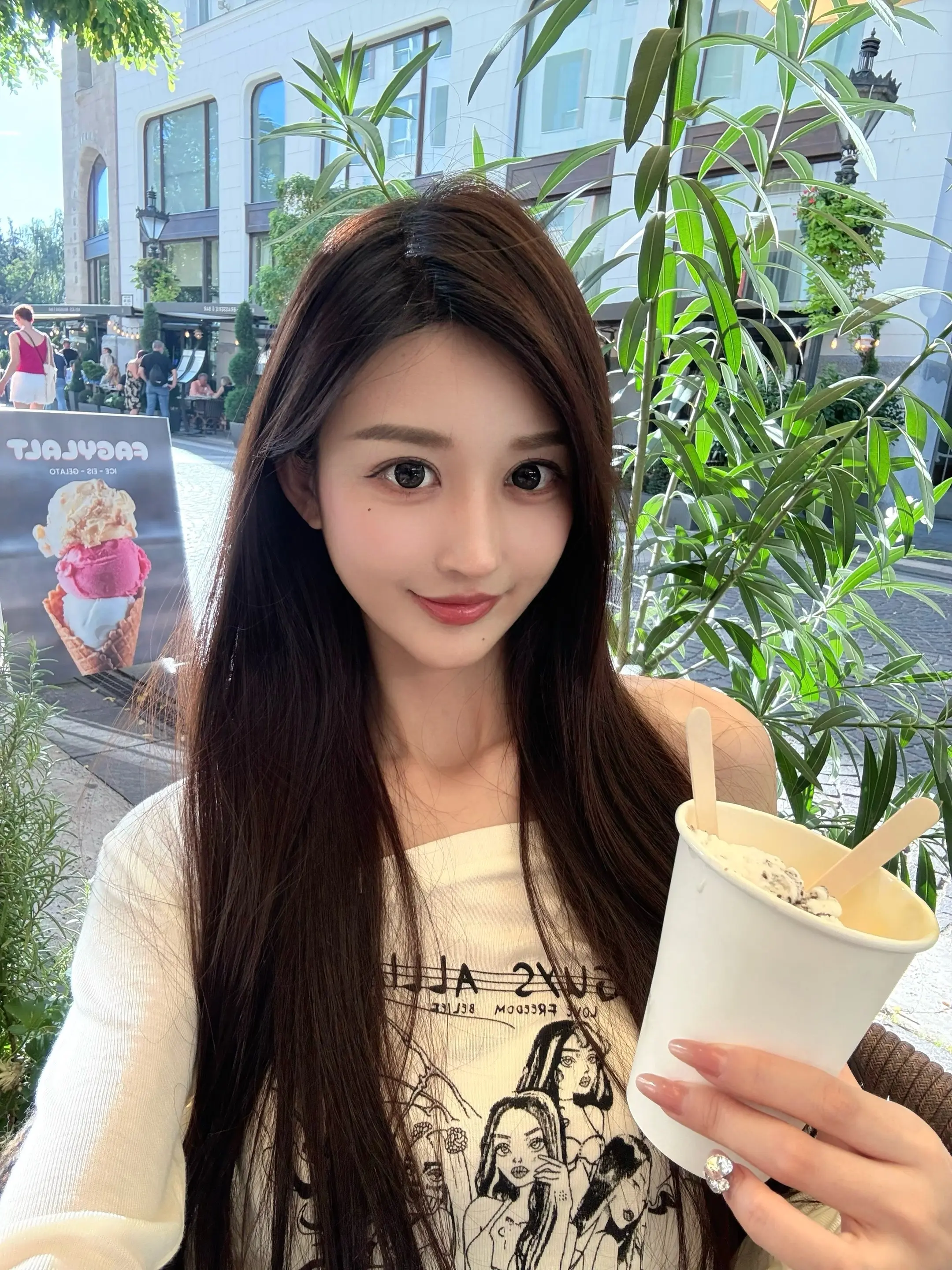 关系可以戛然而止 那感情呢  爱有一百种方式 离开不是