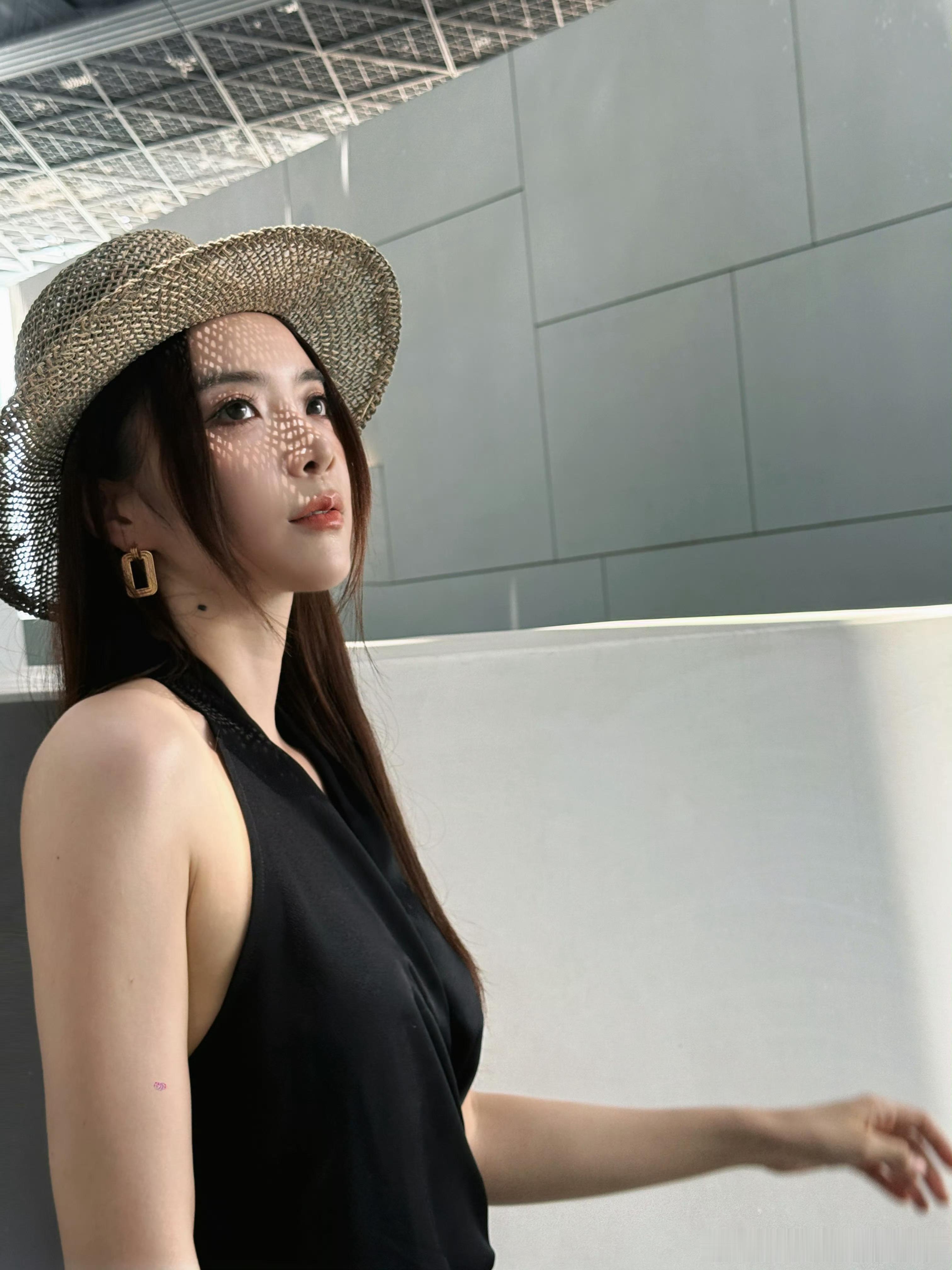 不像管哥的拍照水平！LPL女主持余霜晒照：水上卢浮宫～阿姨好美，又是羡慕的管哥的