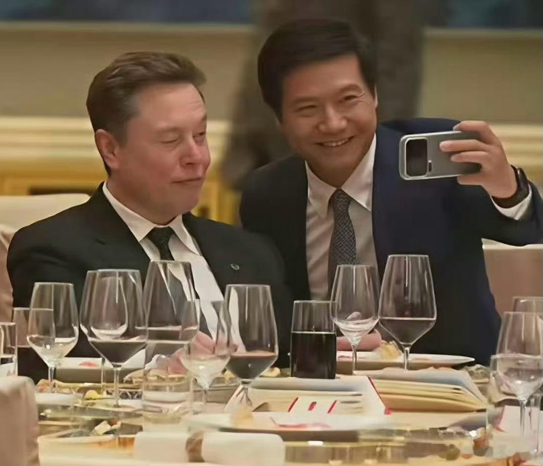 特朗普访华欢迎宴会哈哈哈，马斯克还是有意思，雷军和厨子都来找老马合影，没成想老马