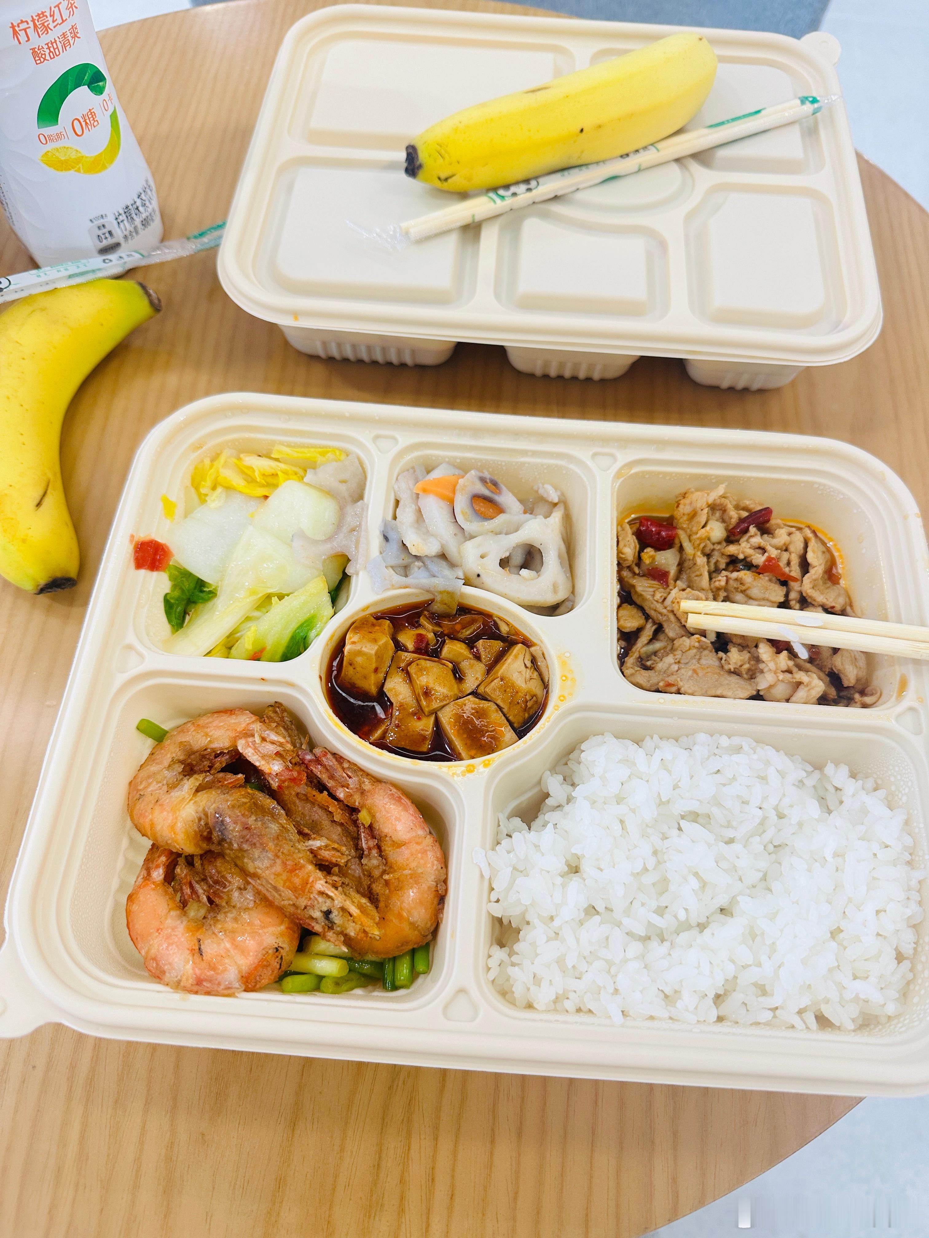 今天路过窝鹏洗一下我的P7  发现26款的P7+已经到店了 还吃上了午饭午饭有肉