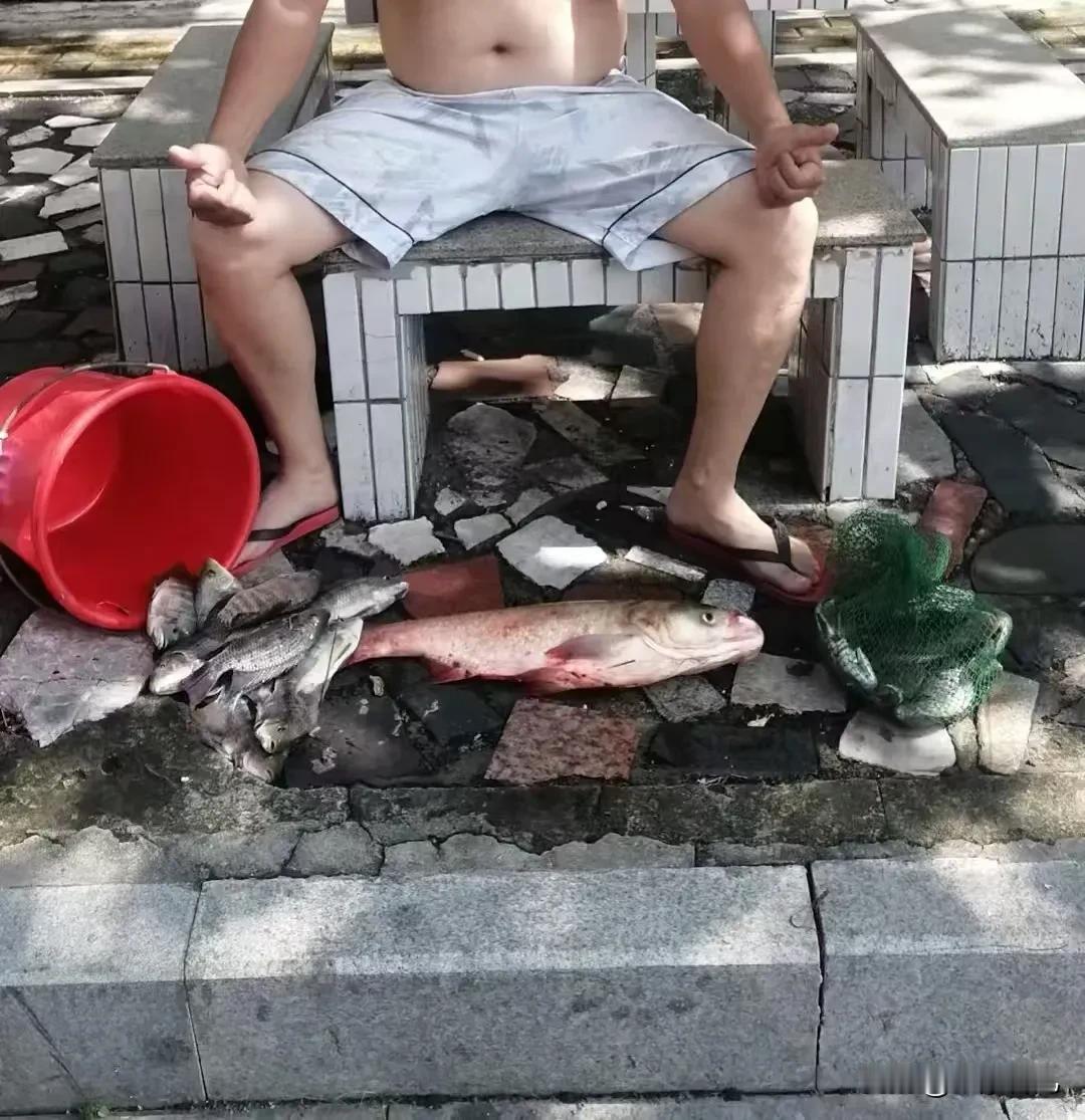 必须曝光我这位邻居[笑哭]
我这邻居一生都爱钓鱼，就是刮风下雨也没停过。
每次看