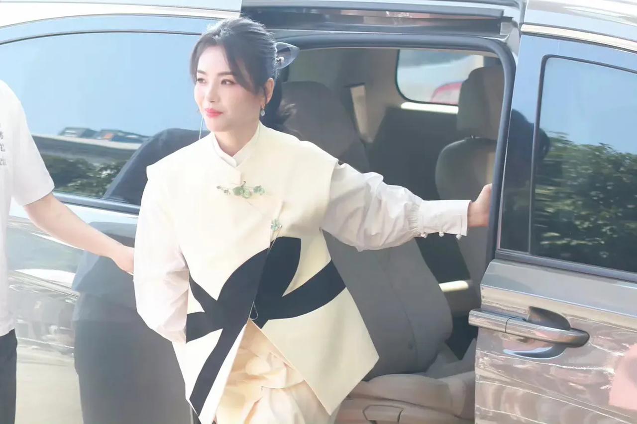 哎呀呀，刘涛这是穿了个啥！白色衬衫配米白色马甲，还有一个黑色蝴蝶结，是把自己包装