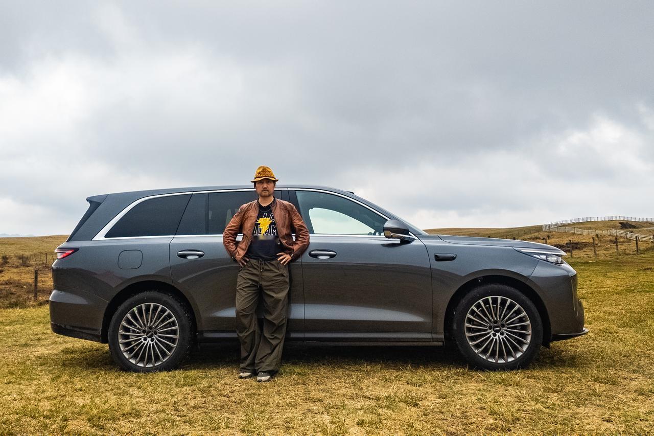 魏牌在智驾、智舱、底盘和动力是全栈自研的，这样一家开发的全链路的软硬件能够实现原