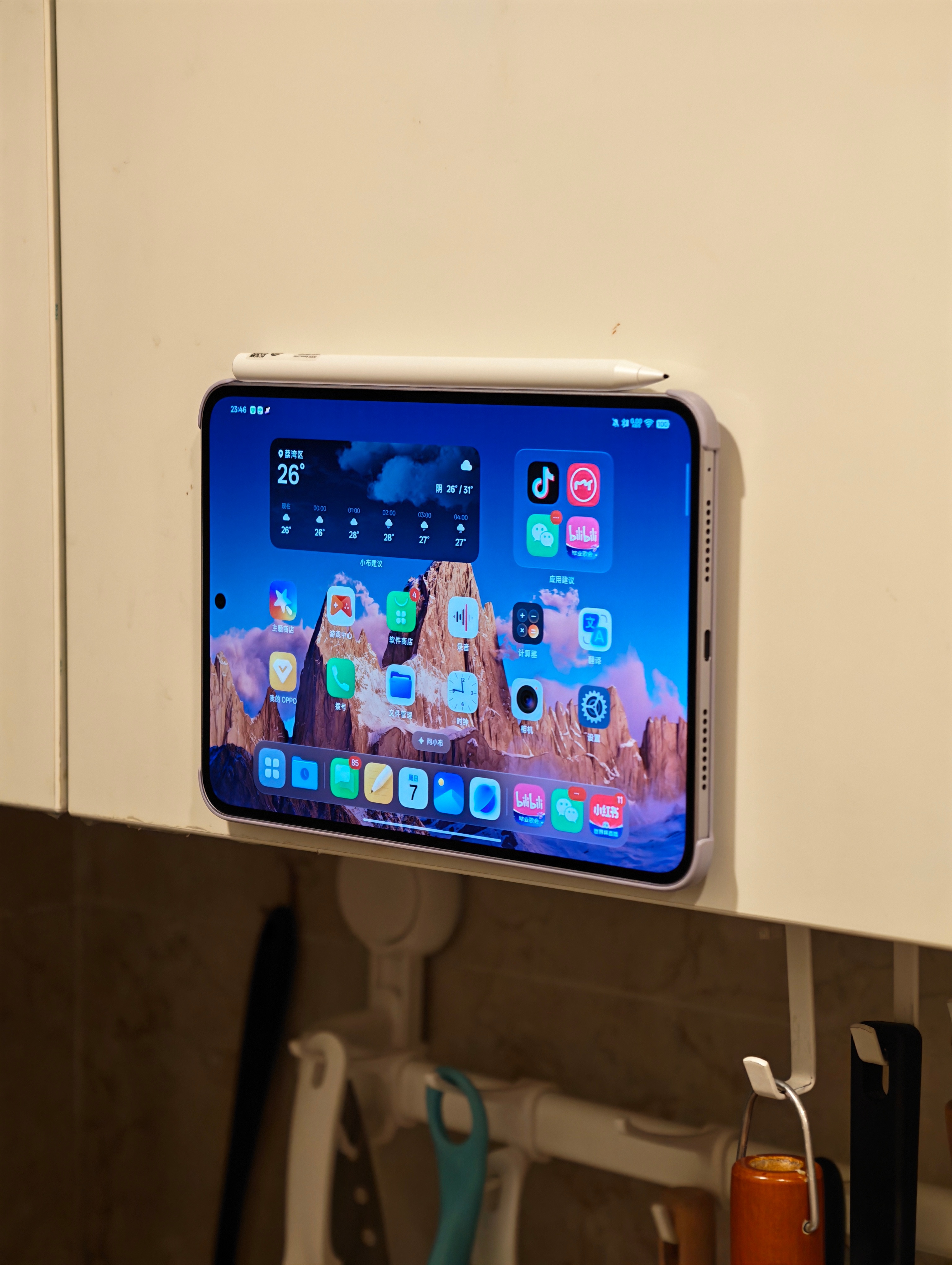 洗碗的时候，可以奖励自己用 OPPO Pad mini 看一会儿哔哩哔哩。官方壳