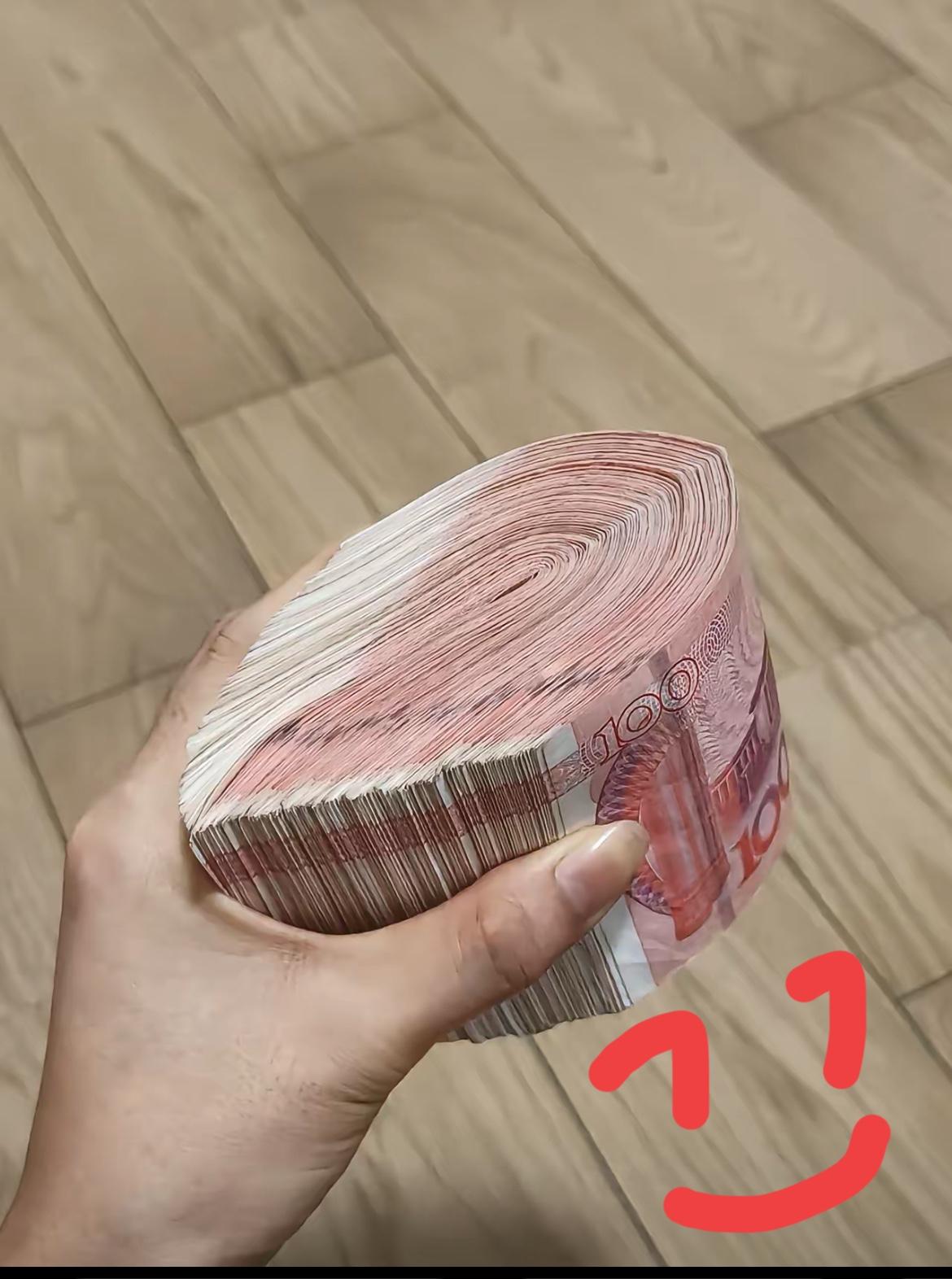 我妈昨天悄悄问我：“你存多少了？”我笑着说还在努力。她拉着我的手说：“闺女，妈这