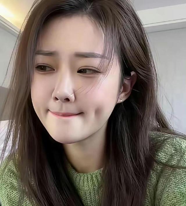 这夫妻对话太逗了。老公问前凸后翘选哪个，老婆说选前凸，理由是“再苦不能苦孩子”。