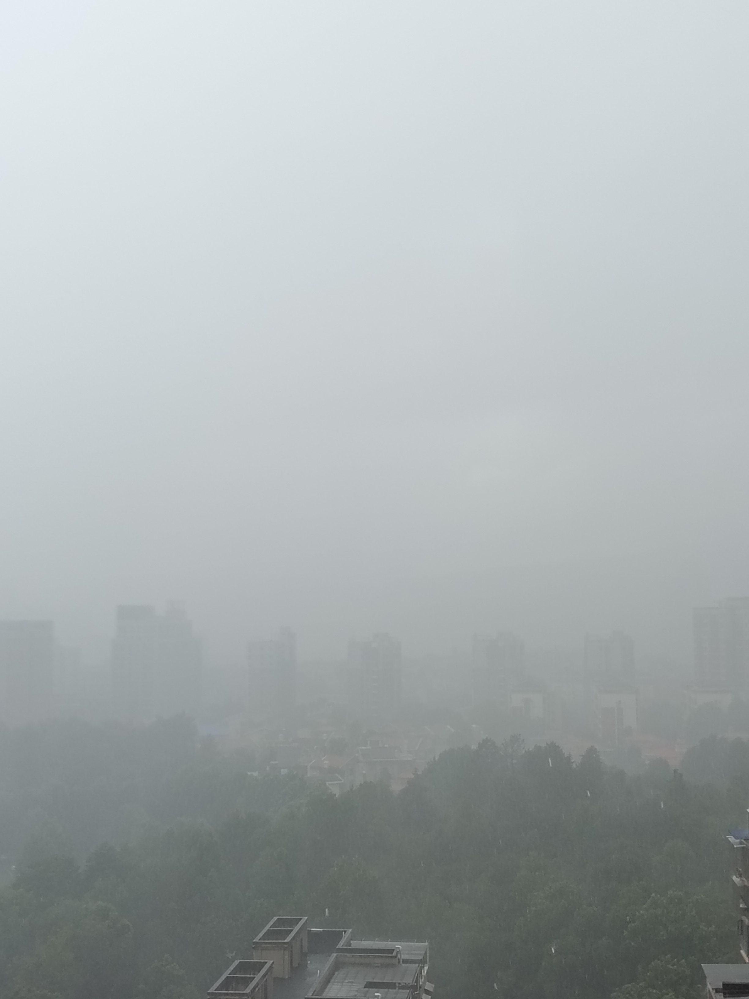 湖南你真的确定是在下雨而不是老天爷在泼水吗。 
