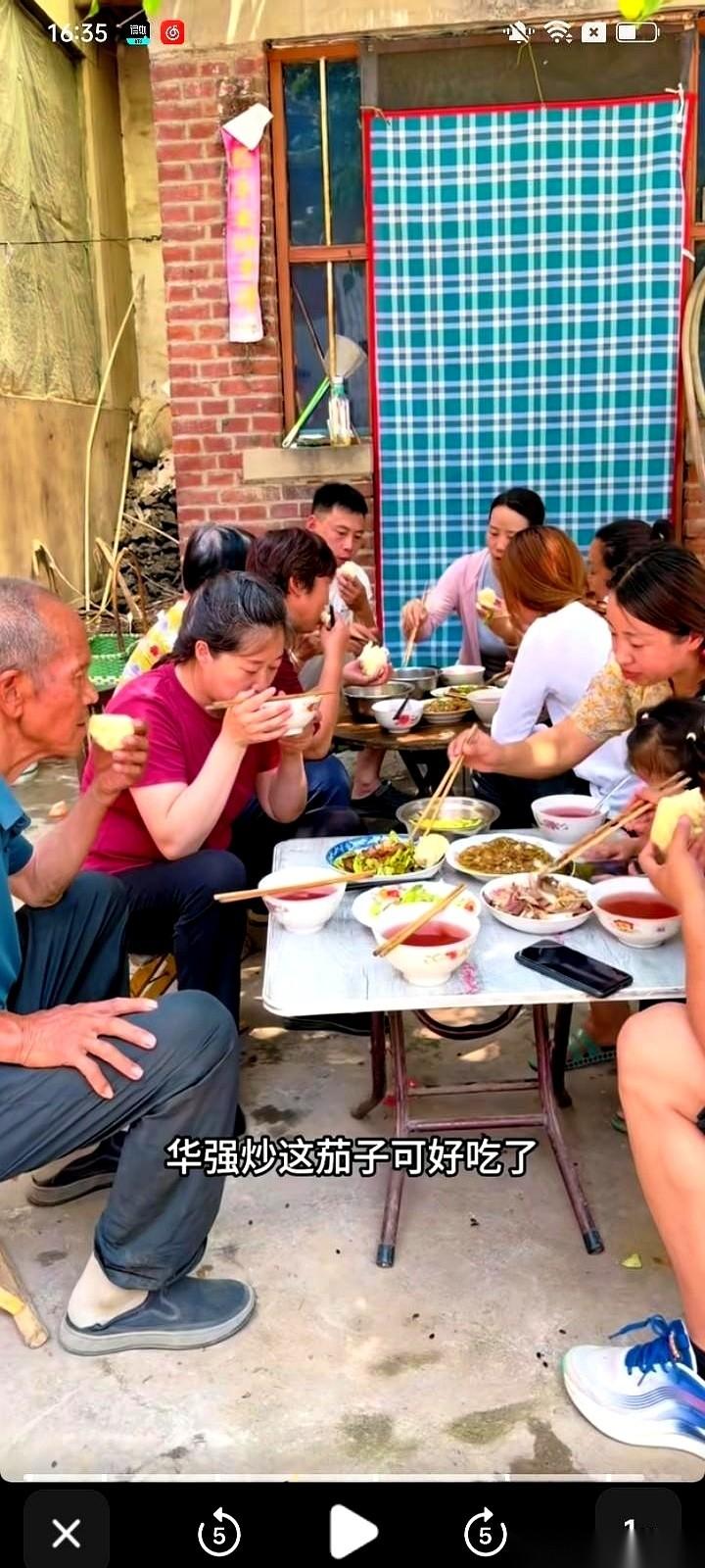 排骨和牛奶往桌上一放，华强在这屋里，连个落脚的地儿都找不到。
沙发上，农哥跟李英