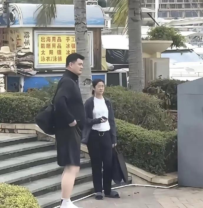 姚明的女儿怎么感觉有点像吴京，16岁身高已经1.9米多了，基因真是太强大了。
据