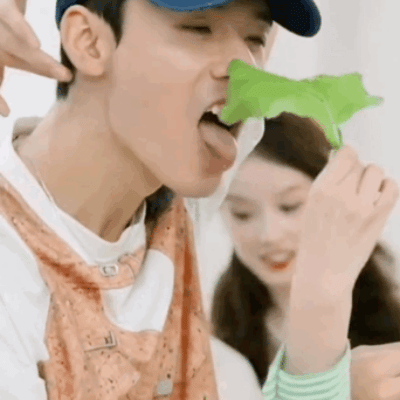杨幂吃全绿素菜   挺好嚼的啊，加油 