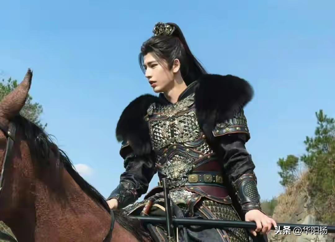 粉底液将军战斗力拉满，“智”退敌军，二创搞笑版：

敌军主帅：粉将军，骑马快一点