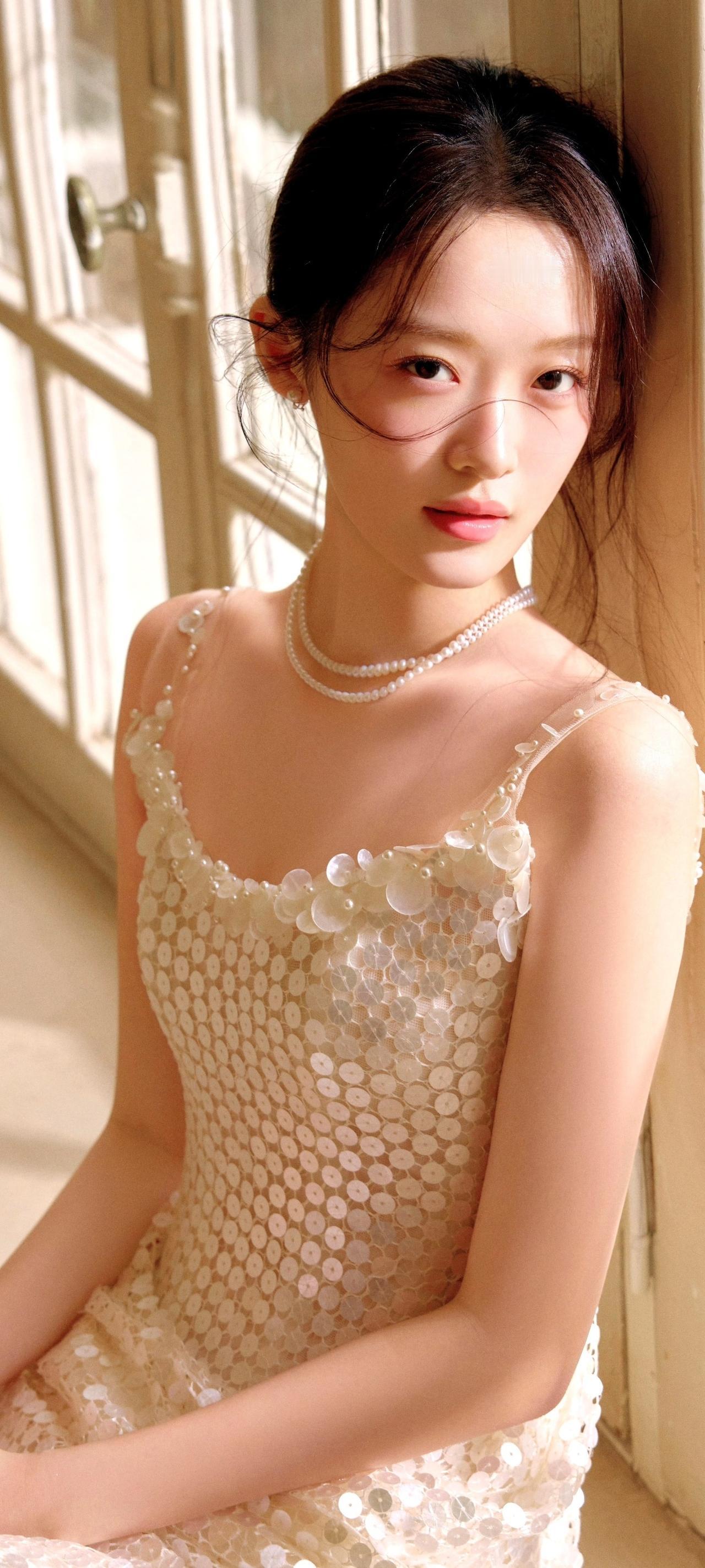 李雨真一袭流光裙美到心巴上✨
谁能拒绝李雨真这组氛围感大片啊！香槟色亮片礼裙衬得