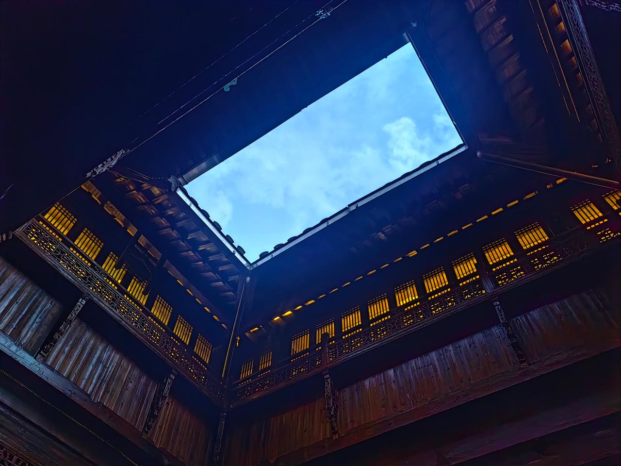 【原创】
又急头白脸的收拾两天，近百年的徽州老宅，可以安心住下了……
徽州宅院 