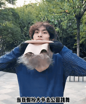 小伙假扮老人去公园跳舞，看看老人们什么表情。