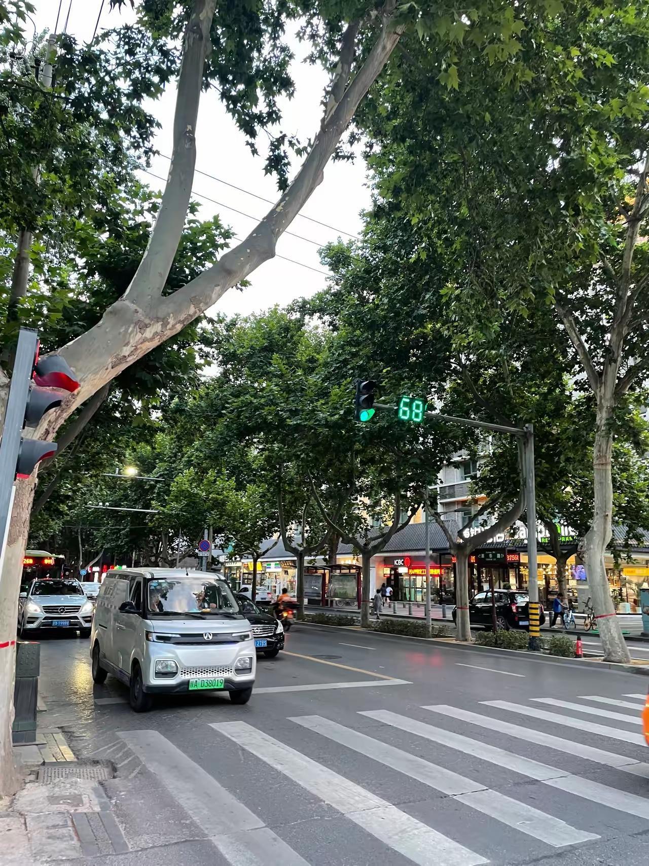 不懂就问！
西安大雁塔翠华路附近哪家肉夹馍好吃？
大学同学五一要来西安旅游，住在