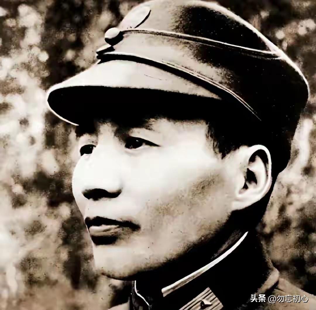 1935年的成都，空气里飘着一股说不清的紧张。
蒋介石带着大批随从入川，名义上是