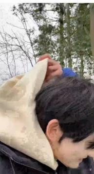 余宇涵带粉丝上山了 野外、山林、陪伴感，余宇涵这场上山直播把氛围感玩明白了，超圈