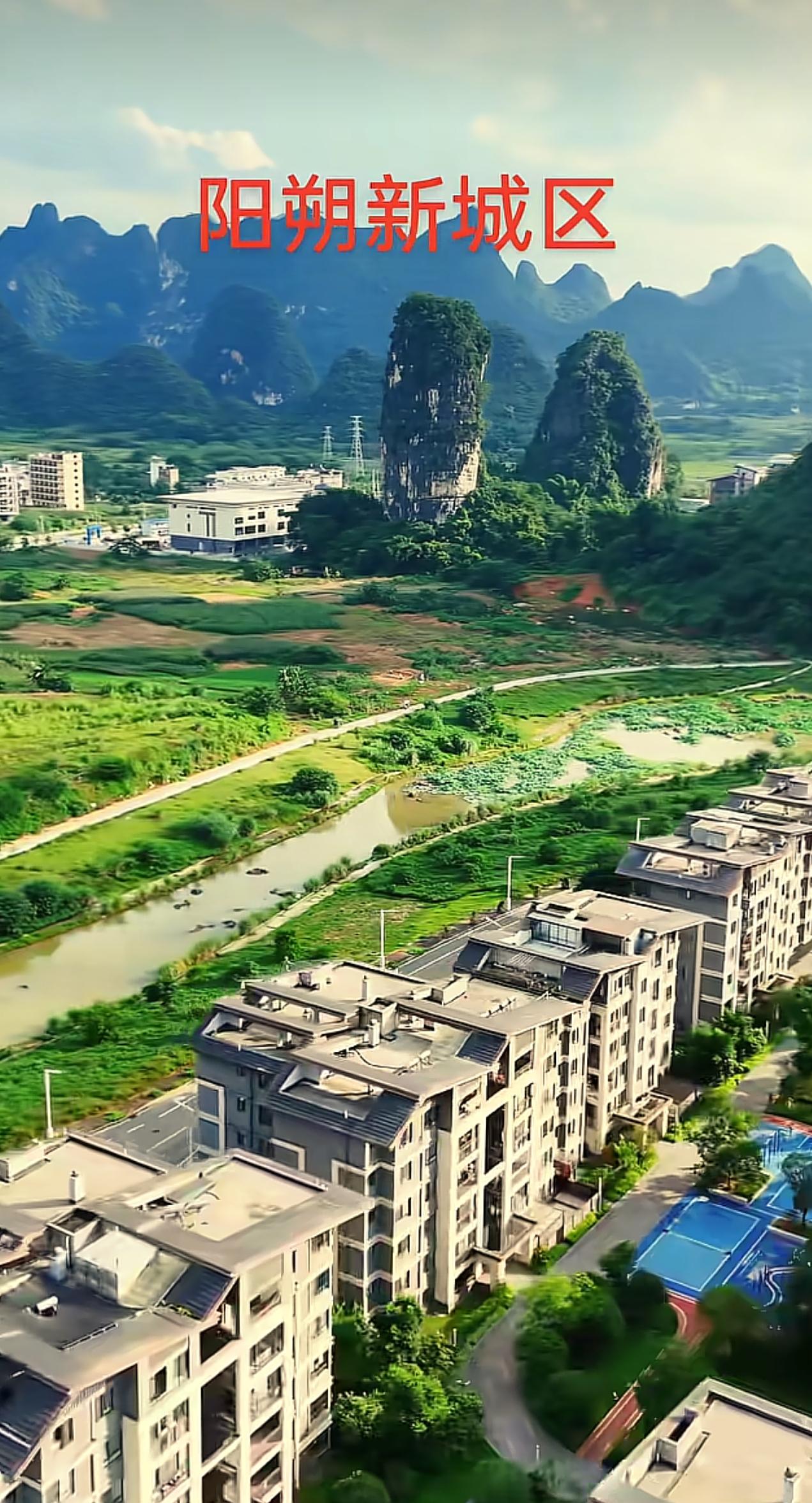 太羡慕桂林本地人了。
     推开窗户，迎面就是一座庞然耸立的喀斯特奇峰，巨大
