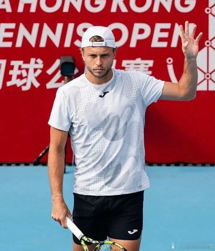 🏆亚历山大·穆勒赢得他的第一个 ATP 冠军这位 27 岁的法国选手在香港以 