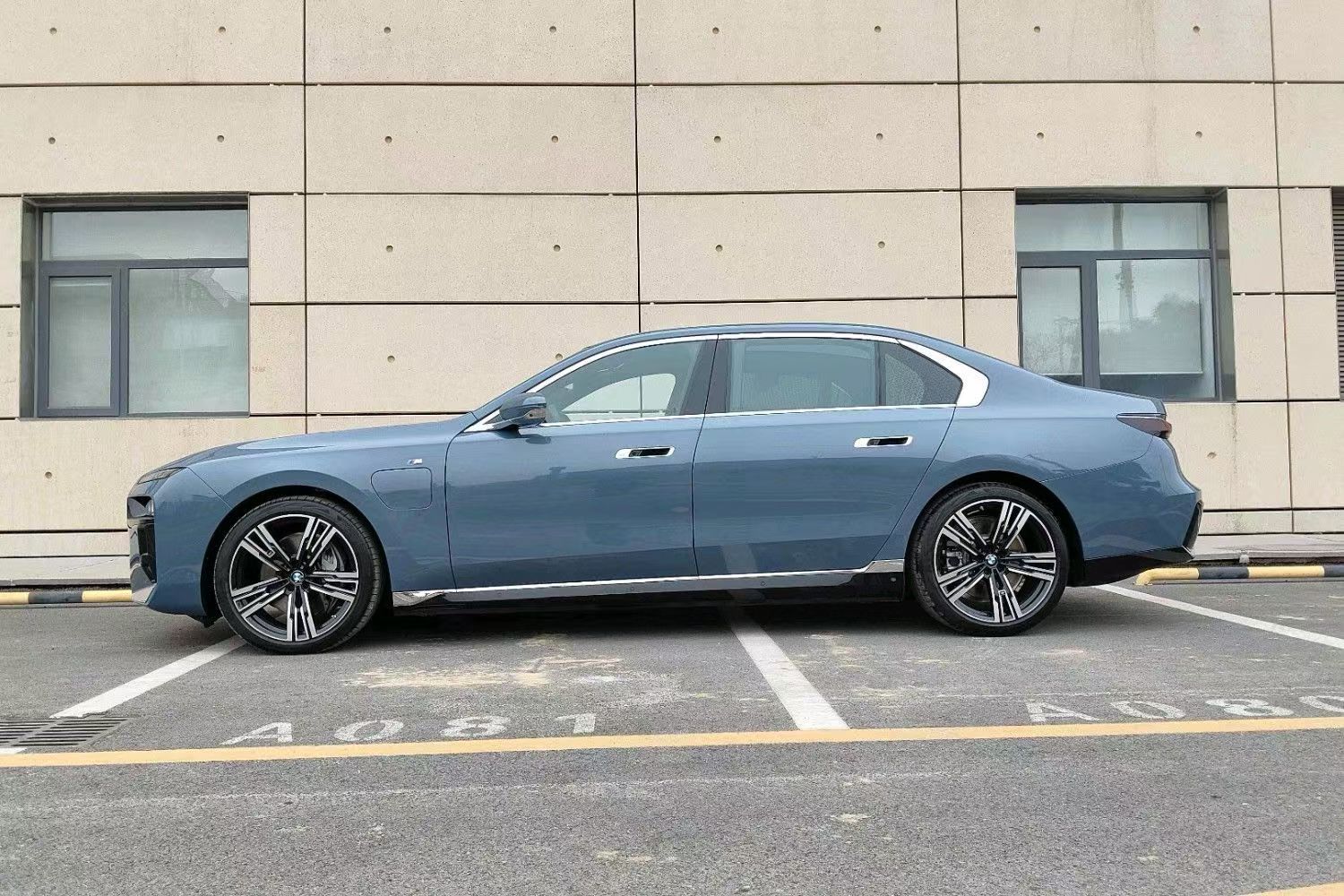 旗舰座驾宝马i7 xDrive60L豪华 官方展示活动车很特别的巴塞罗那蓝外观指