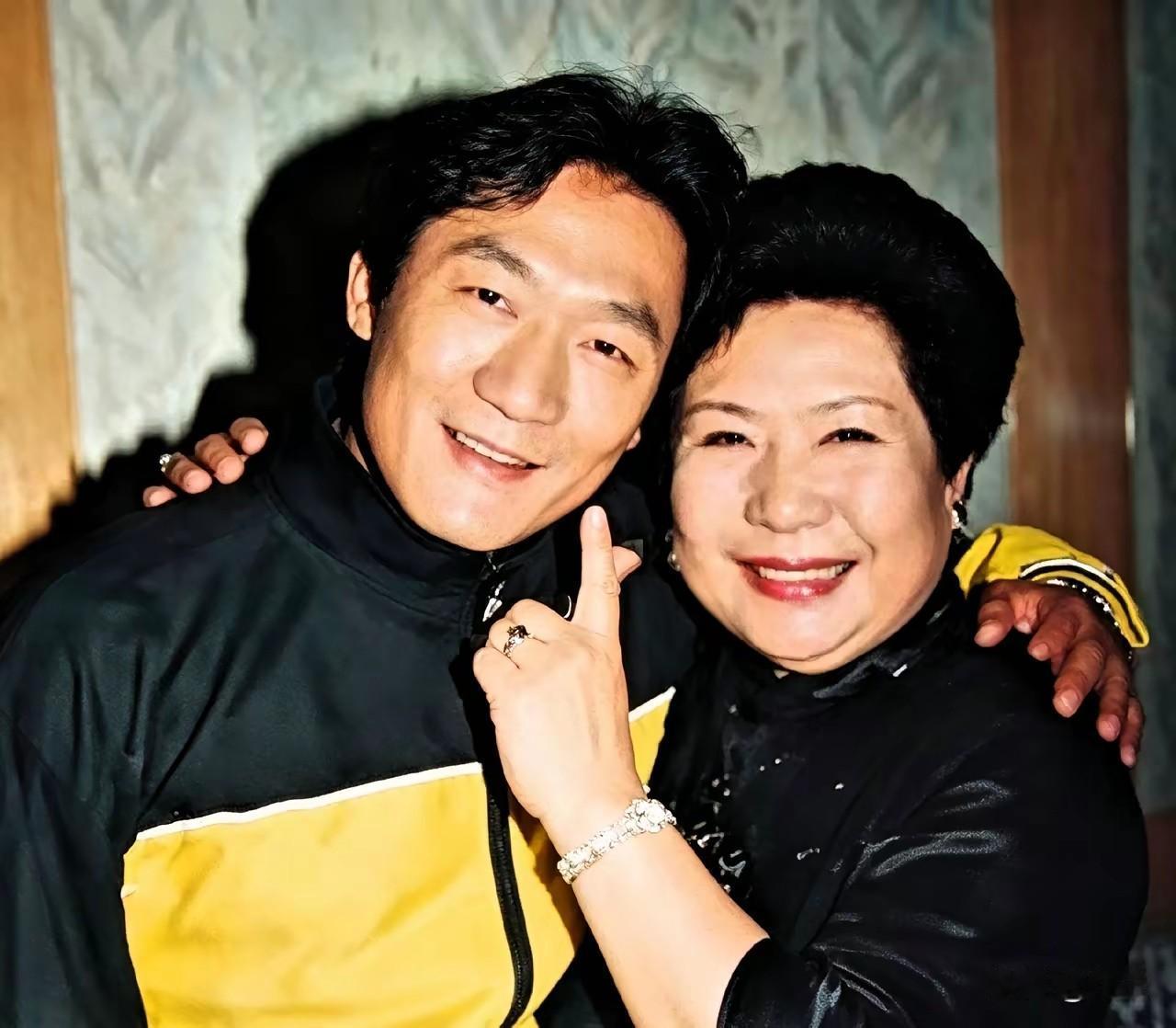 谢东当年靠一首《笑脸》火遍大江南北，几乎是90年代国民级的歌手，走到哪都有人能哼