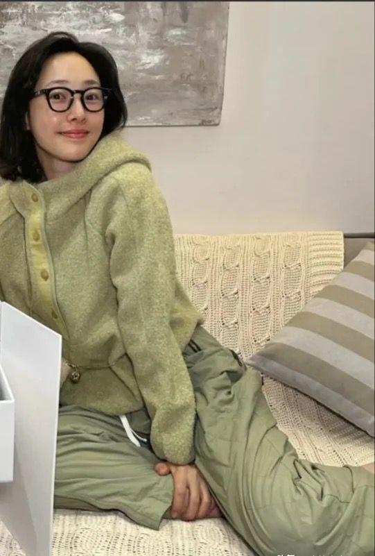 白百何保养的真的好好啊，关键是这还是素颜现身，整个人完全认不出这是40岁的样子，