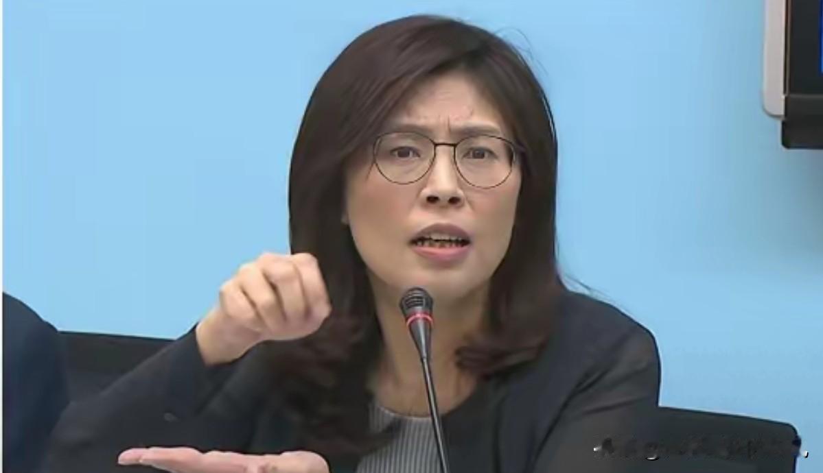 两张稿纸，镇住千钧风浪。郑丽文素为国民党内公认的脱稿高手，话筒递到跟前，向来是张
