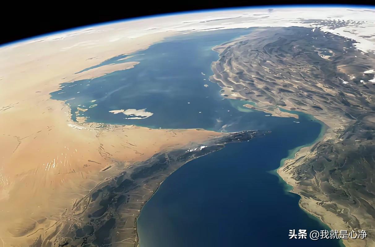 就这么狭窄的一个海峡，锁住了全球的石油供应
而且现在伊朗很明显，要在中东地区加双