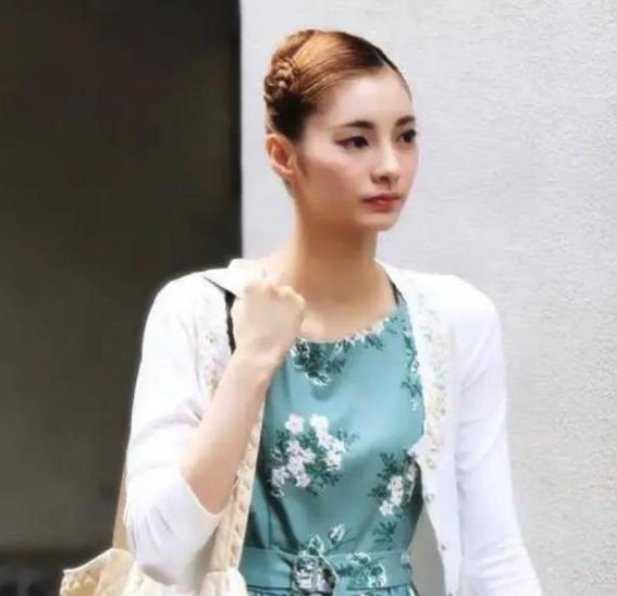 作为日本顶级财阀家族丰田集团的太子爷，同时也是2500亿美元财产的唯一继承者，丰