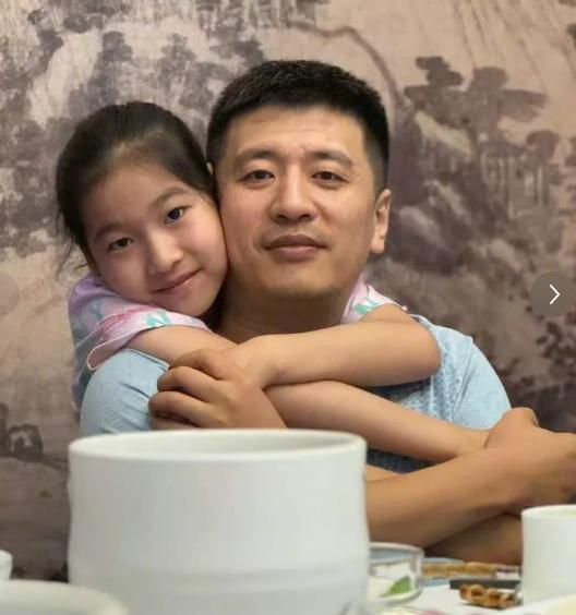 张雪峰的遗产怎么分配?
第一顺序继承人是他的母亲和女儿，均分财产
前妻没有继承权