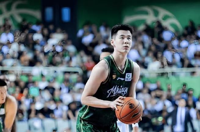 郭昊文更新社媒发文：知不足而奋进，望远山而前行