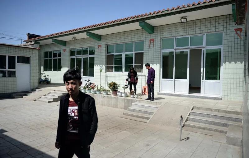 亲戚家在农村，孩子今年高中毕业了，高考前我打电话让他的孩子住到我家来，亲戚拒绝了