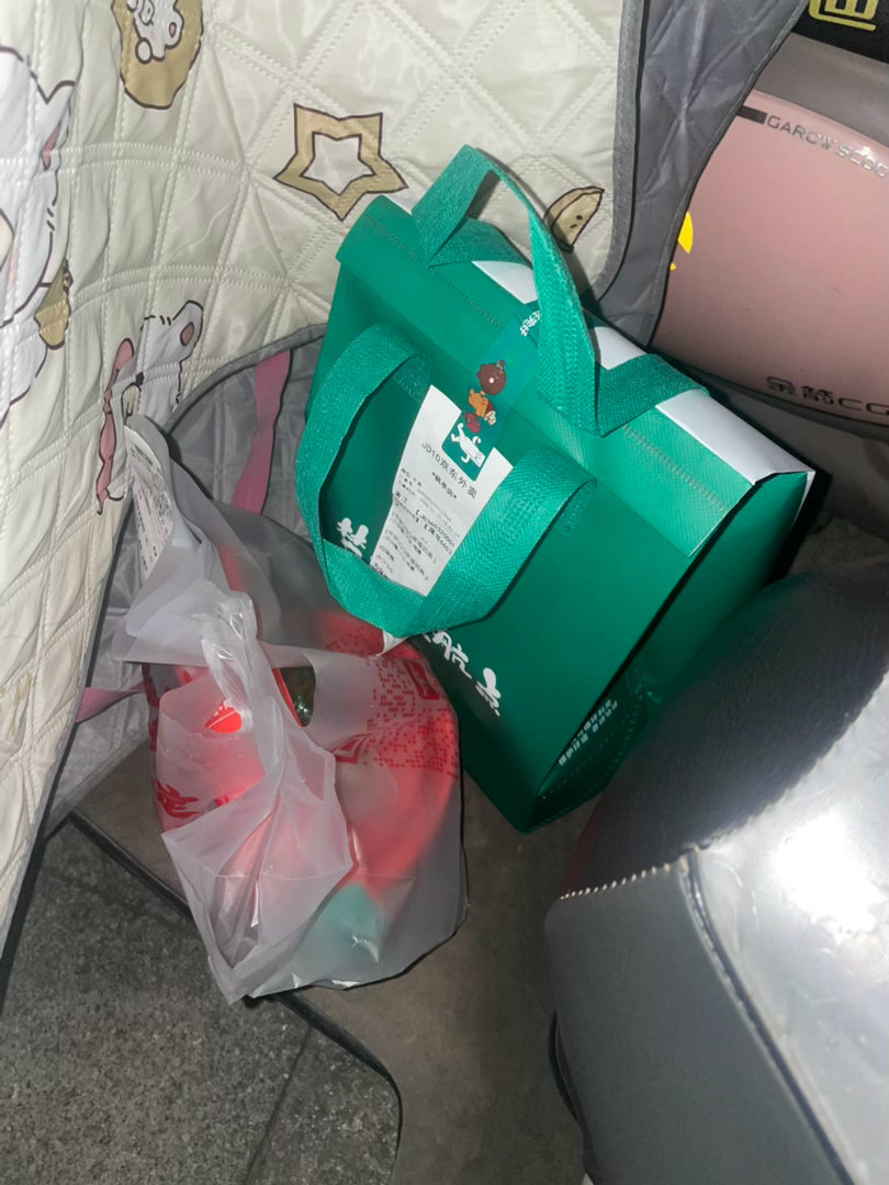 谁往我车上送螺蛳粉和QQ美莓了？！[偷笑][偷笑] ​​​