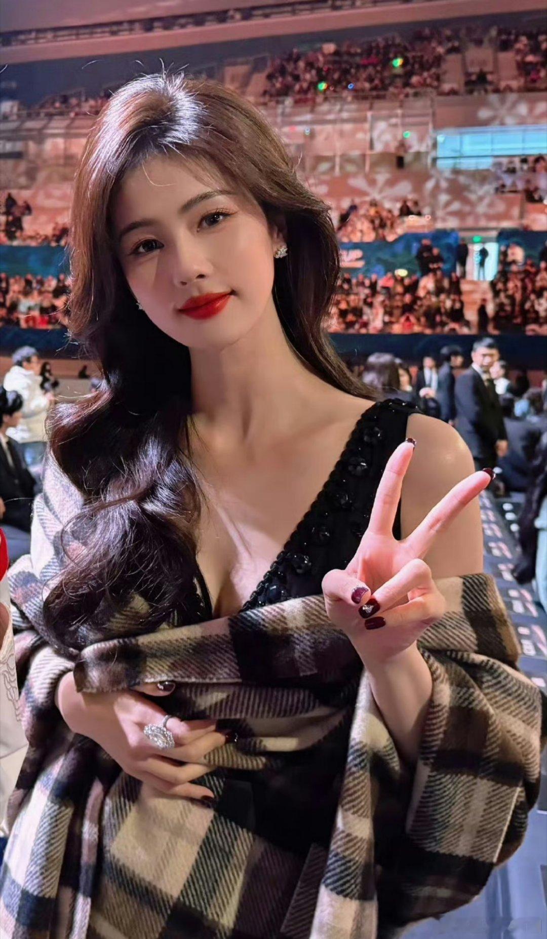 我嘞个豆[开摆][开摆]白鹿这这么瘦还这么有料，为啥一直不能成为顶流啊[苦涩][