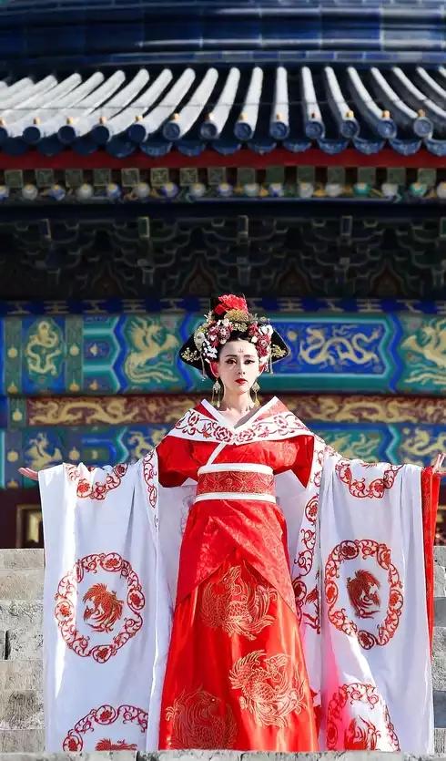 武则天的一生，犹如一部跌宕起伏、充满争议的史诗，既是权谋的巅峰，也是人性复杂的缩