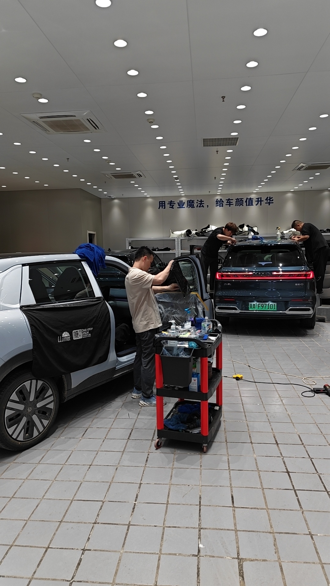 一句“速成车”两边骂…果然一丘之貉      重复一句：从零开始设计制造一辆车，