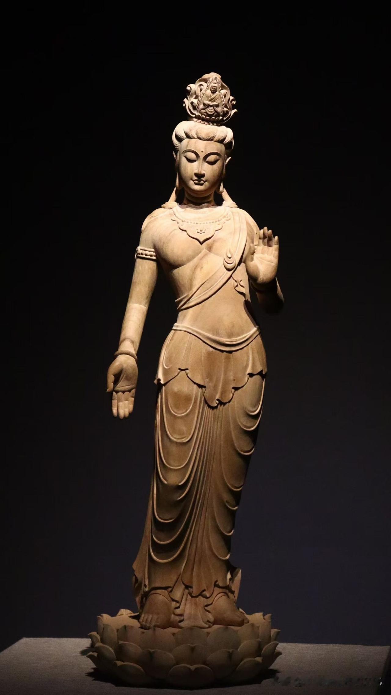 香樟木自带淡淡清香，温润朴雅的木质，与观音清静端凝的气韵相得益彰。

眉弯目敛，