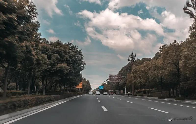 我超讨厌暴走团。凌晨五点，马路就被他们“占领”，喇叭震天响，还占道暴走、无视红绿