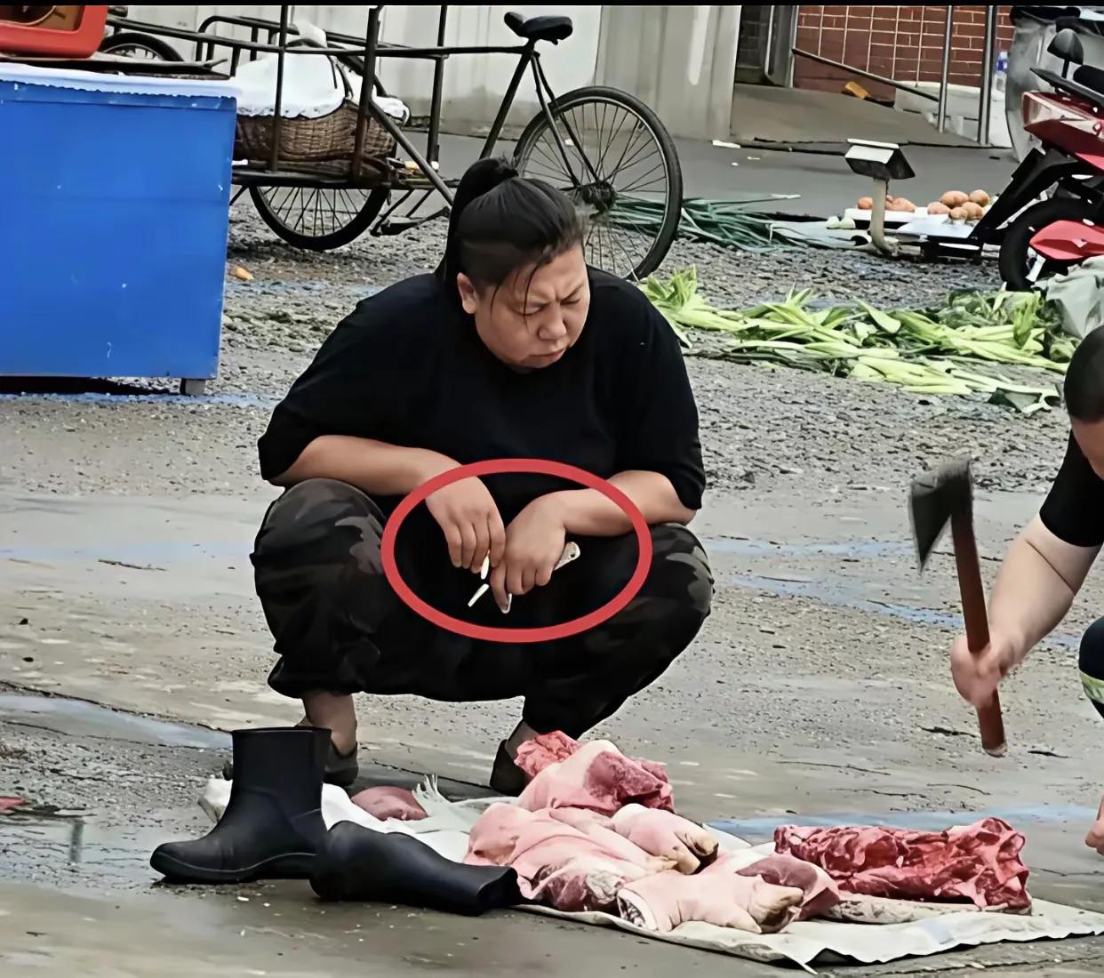 这是网络骗子东北雨姐吗？
看着好像啊！虎背熊腰的[泪奔]